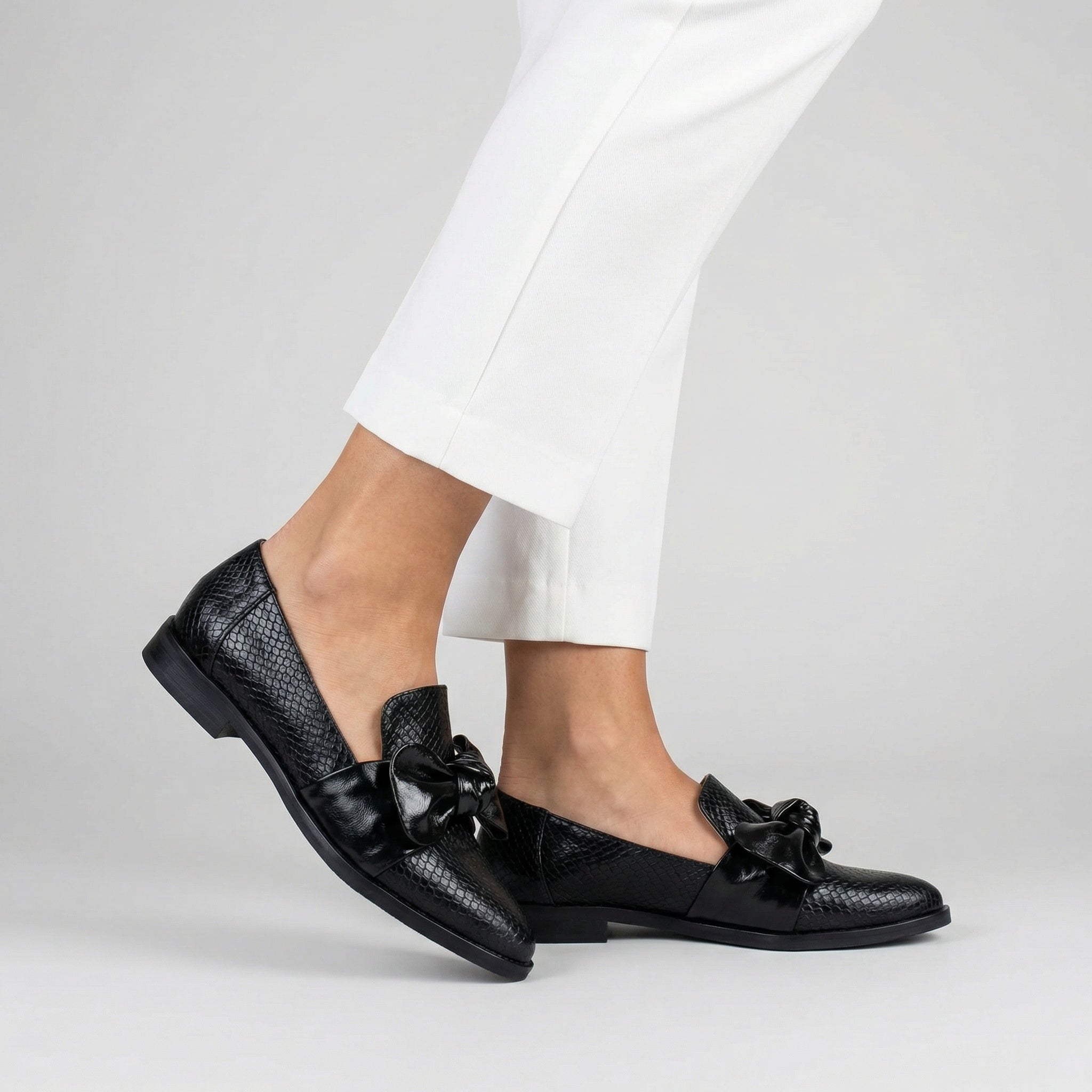 Elegant bow-embellished loafers for women | Claudia